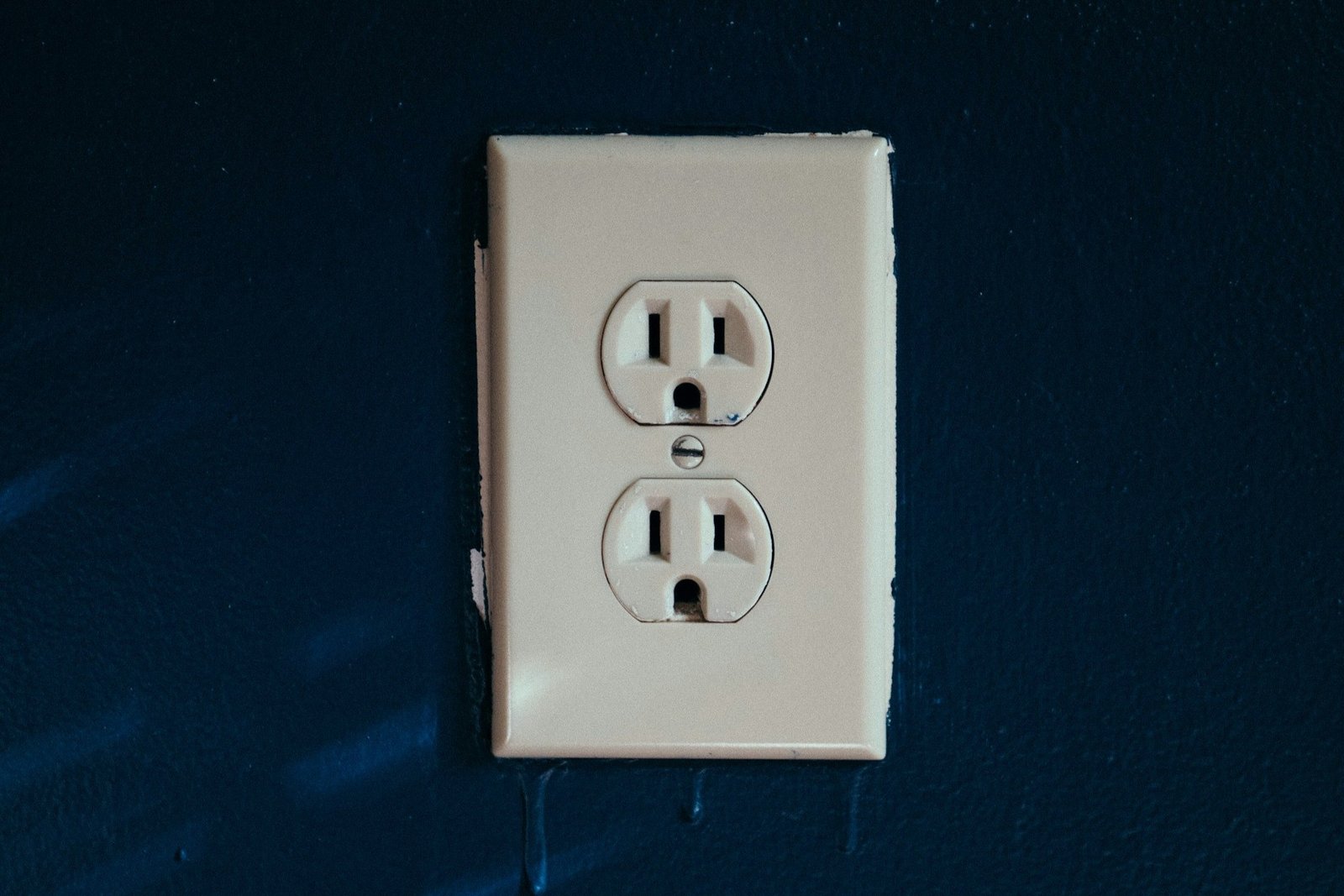 Steckdose mit sichtbarem Spalt zwischen Rahmen und Wand