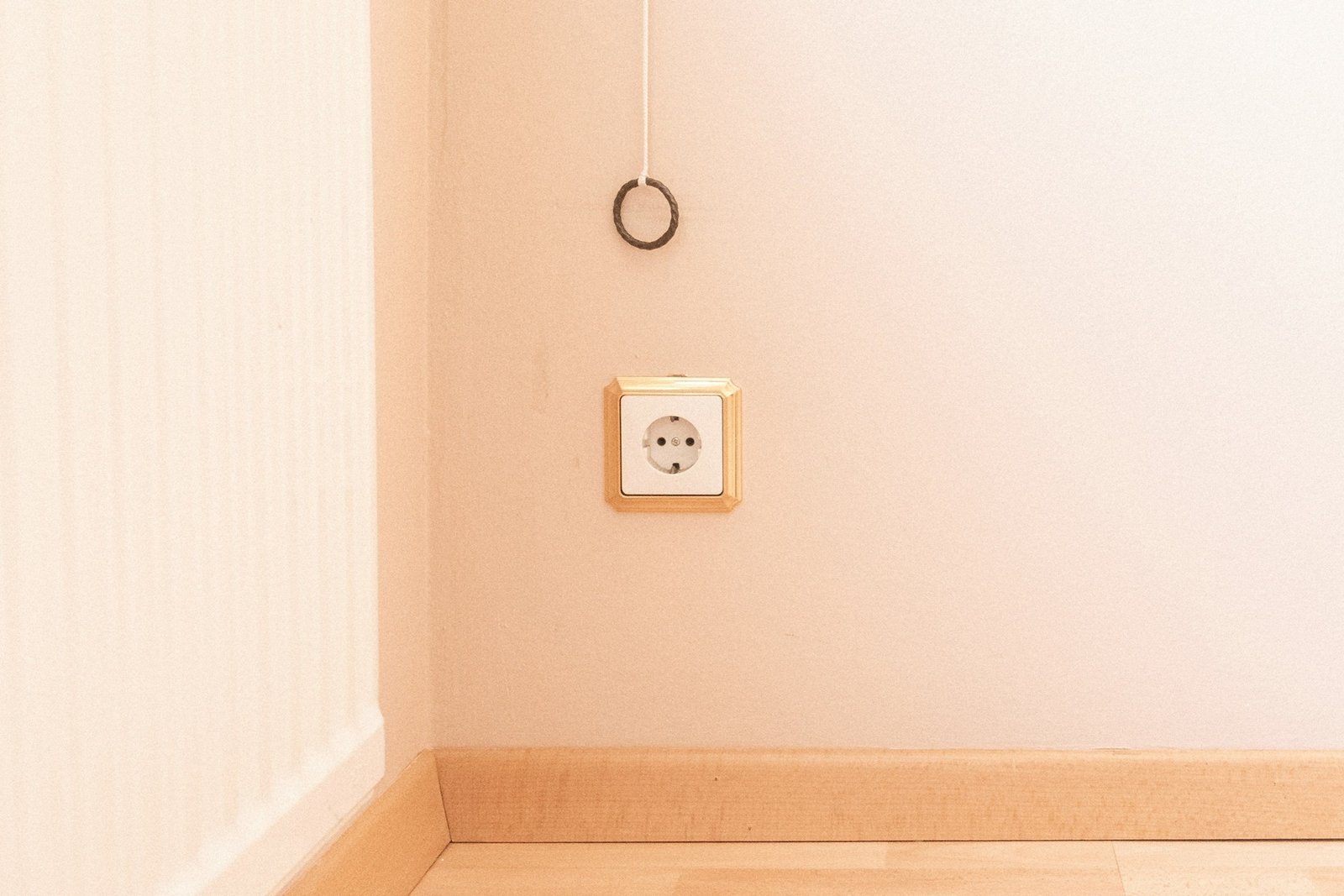 Schraubendreher und Spannungsprüfer liegen nebeneinander auf einer Arbeitsfläche