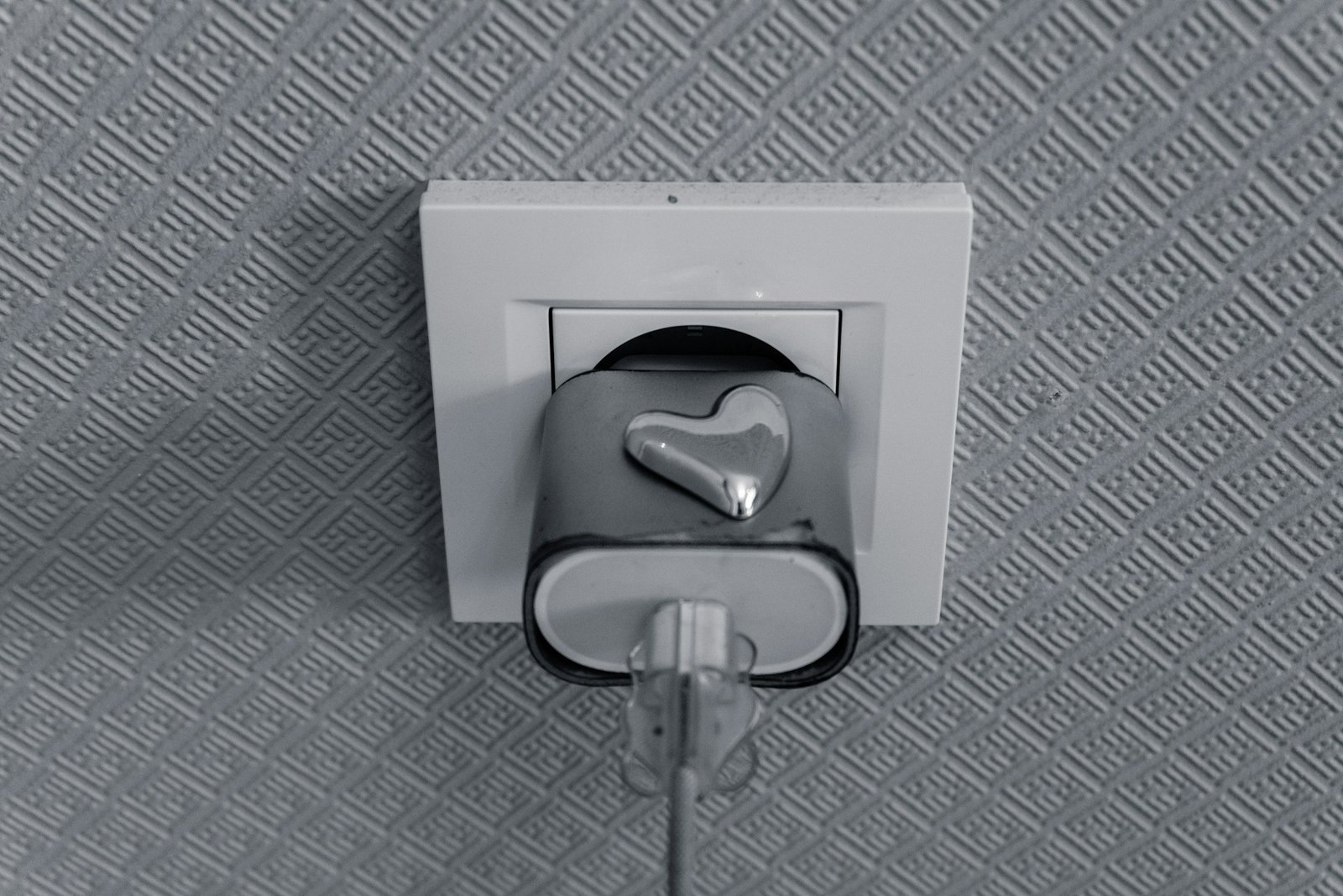 Geöffnete Steckdose mit sichtbaren Beschädigungen am Einsatz