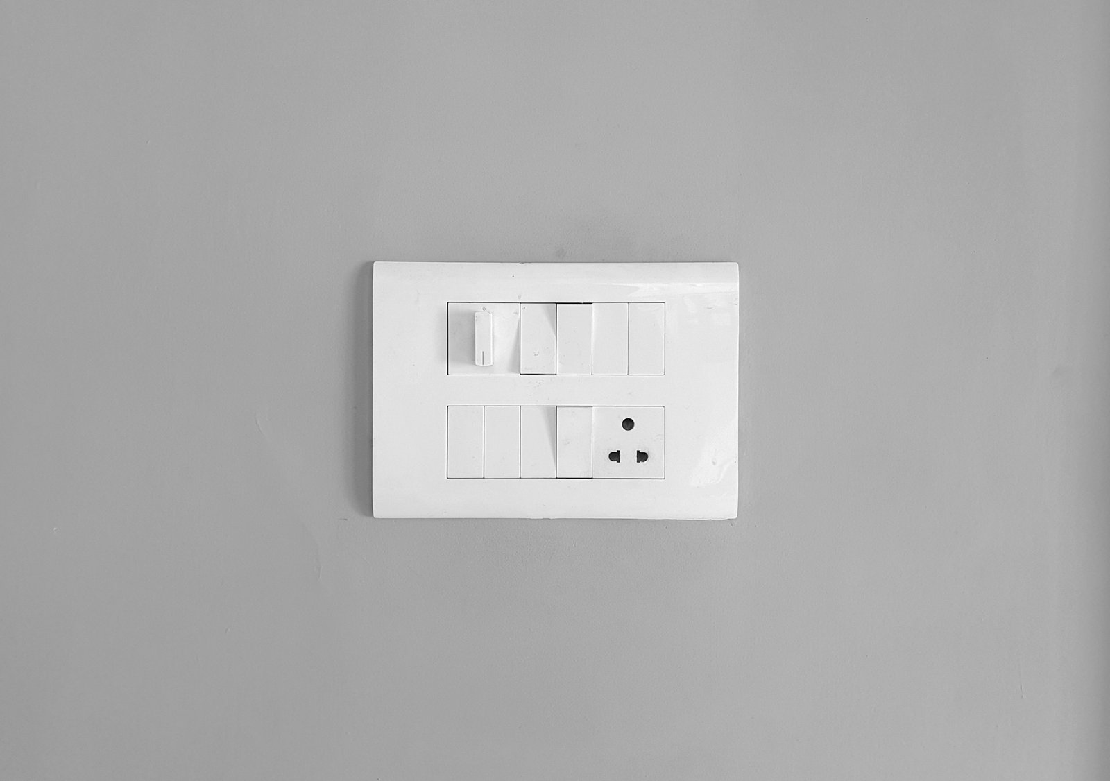 Steckdose, die deutlich aus einer Wand herausragt