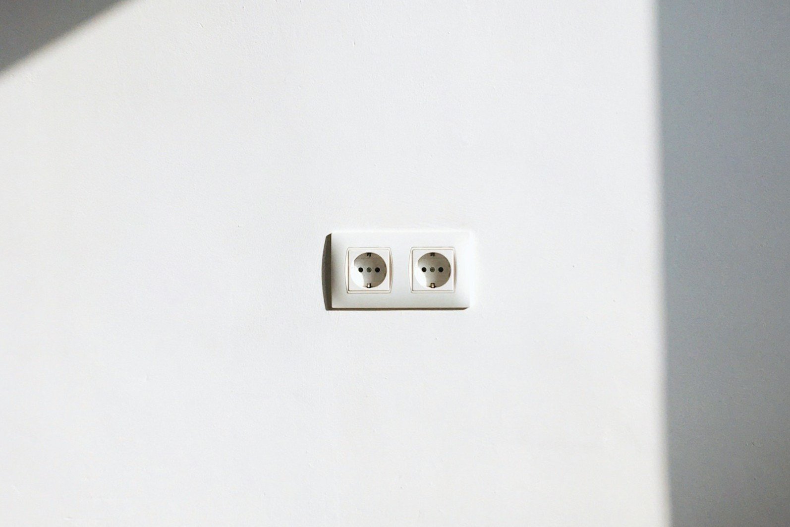 Steckdose mit sichtbarer Verfärbung und schief sitzendem Stecker