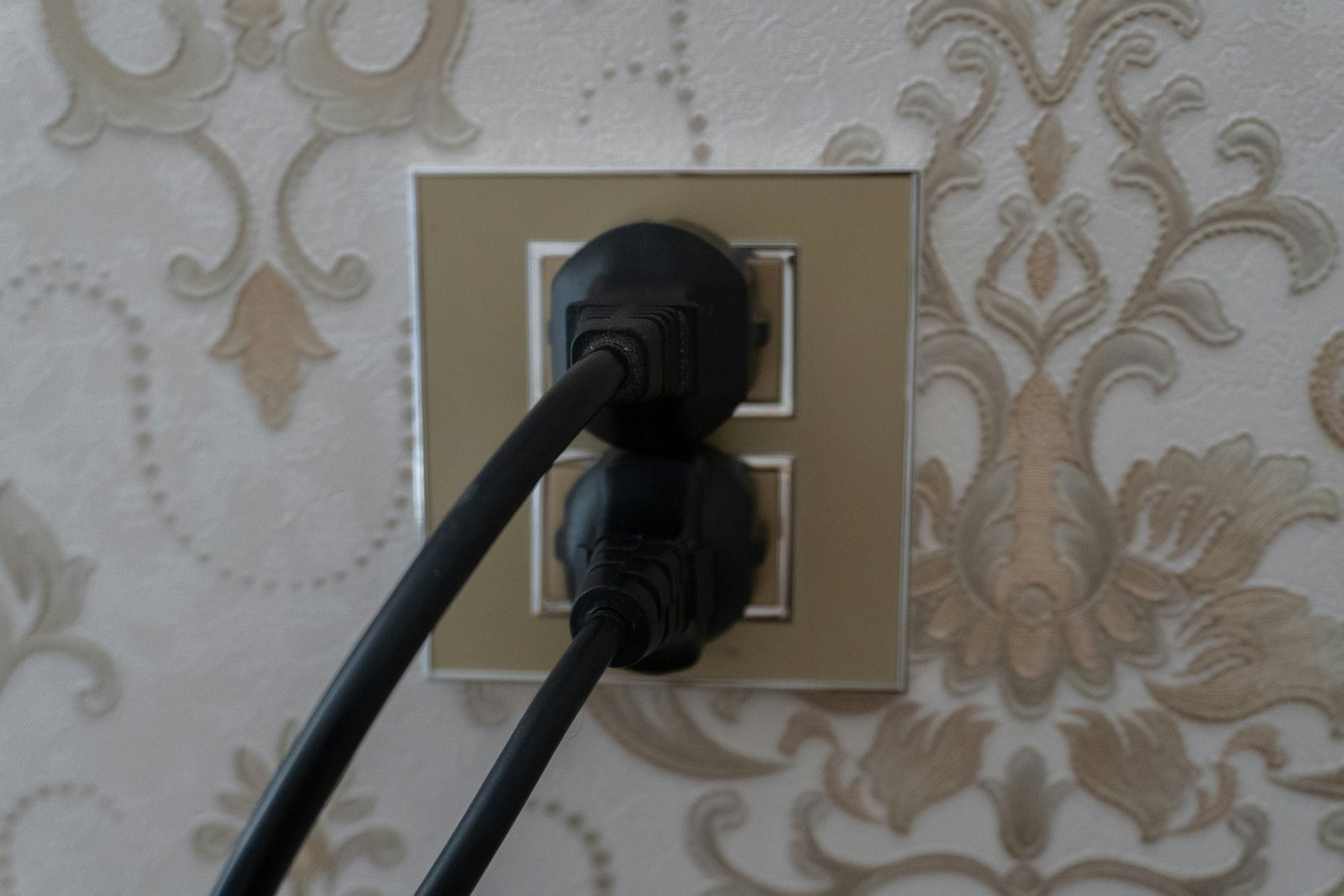 Steckdose mit eingestecktem Gerät